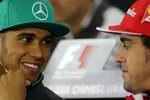 Foto zur News: Lewis Hamilton (Mercedes) und Fernando Alonso (Ferrari)