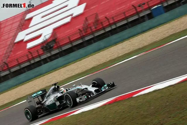 Foto zur News: Einmal mehr stand am Ende eines Trainingstages ein Mercedes ganz vorn. Diesmal war es Lewis Hamilton, der eine Zeit von 1:38.315 Minuten realisierte.