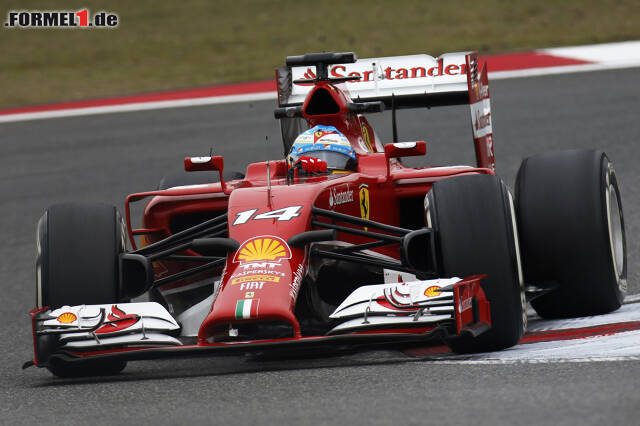 Foto zur News: Denn Fernando Alonso ließ im Ferrari aufhorchen. Der Spanier war am Vormittag sogar Schnellster, am Nachmittag fehlten ihm nur 0,141 Sekunden auf Hamilton.