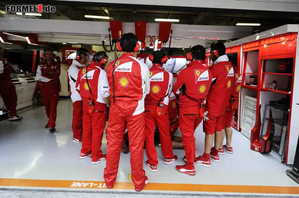 Dahinter reihte sich Kimi Räikkönen ein (+0,968). Der Ferrari-Pilot konnte am Vormittag gar nicht fahren, weil es ein technisches Problem gab. Und scheinbar gibt es am Auto des Finnen auch etwas, das man vor neugierigen Blicken schützen möchte... Foto zur News: Dahinter reihte sich Kimi Räikkönen ein (+0,968). Der Ferrari-Pilot konnte am Vormittag gar nicht fahren, weil es ein technisches Problem gab. Und scheinbar gibt es am Auto des Finnen auch etwas, das man vor neugierigen Blicken schützen möchte...