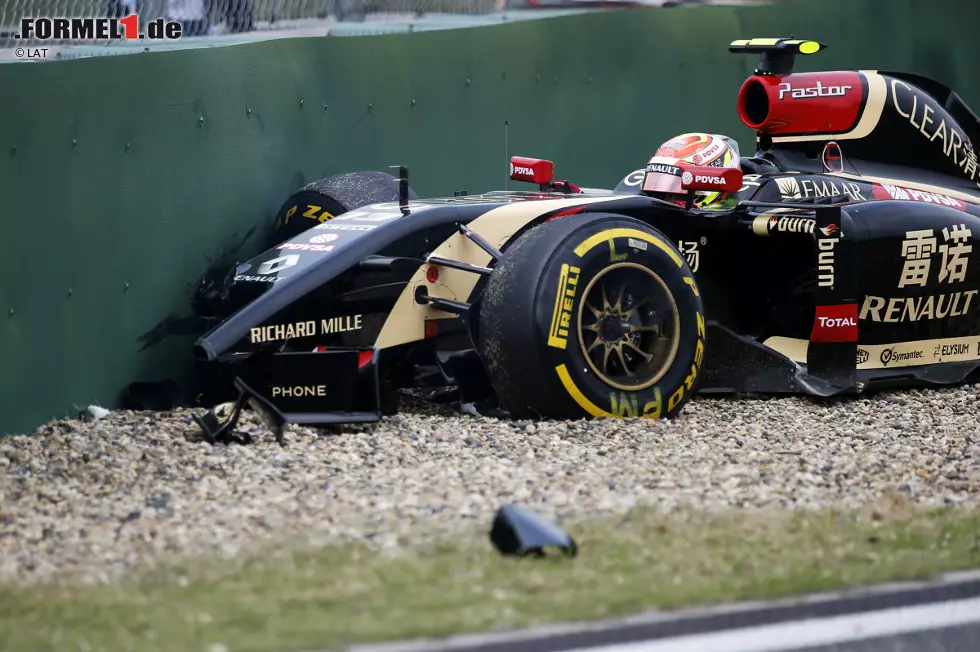 Foto zur News: Pastor Maldonado (Lotus) schlägt ein