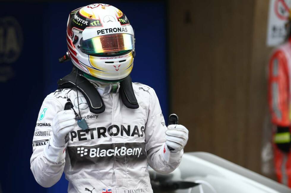 Foto zur News: Lewis Hamilton jubelt über seine dritte Pole-Position und Pole Nummer 34 - eine mehr als der legendäre Jim Clark.