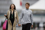 Foto zur News: Jenson Button (McLaren) mit Jessica Michibata