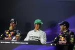 Foto zur News: Daniel Ricciardo (Red Bull), Lewis Hamilton (Mercedes) und Sebastian Vettel (Red Bull)