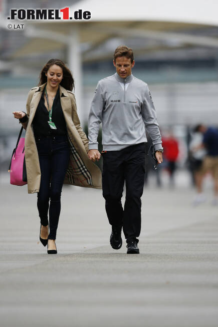 Foto zur News: Jenson Button (McLaren) mit Jessica Michibata