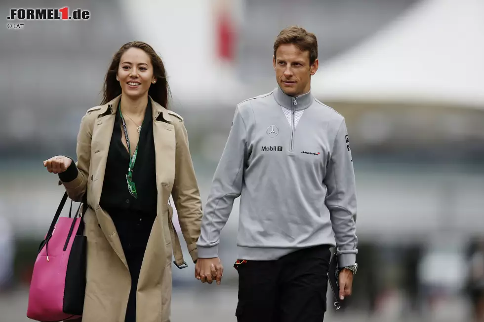 Foto zur News: Jenson Button (McLaren) mit Jessica Michibata