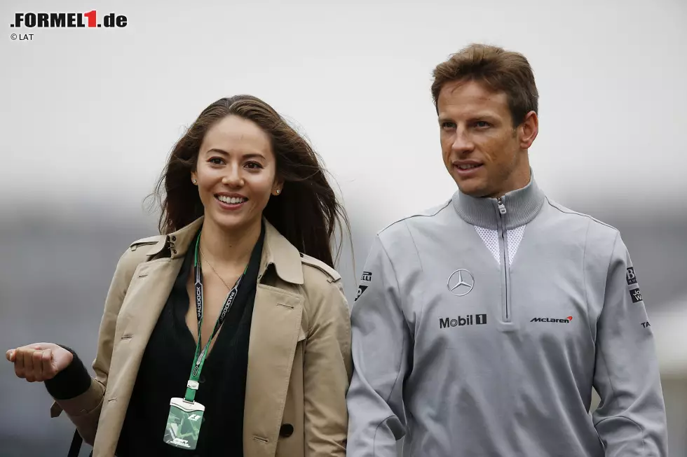 Foto zur News: Jenson Button (McLaren) mit Jessica Michibata