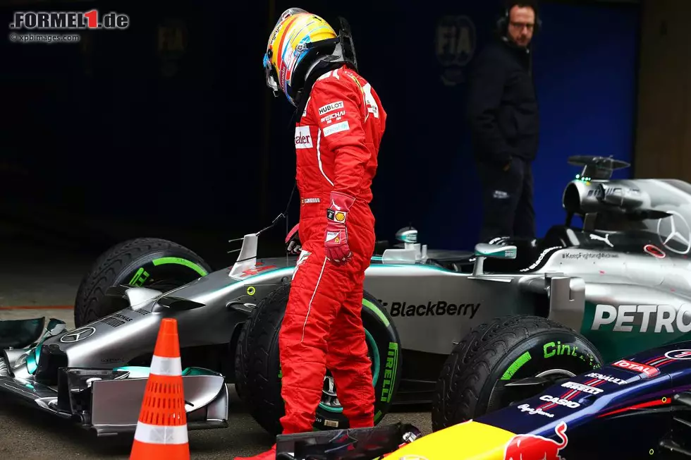 Foto zur News: Dem Spanier ist natürlich sonnenklar, dass die Mercedes weiterhin unerreichbar sind - da lohnt sich also ein Blick auf das Material der Konkurrenz.