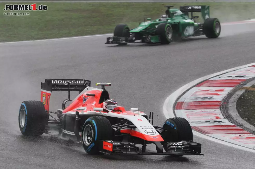 Foto zur News: Max Chilton (Marussia) und Kamui Kobayashi (Caterham)