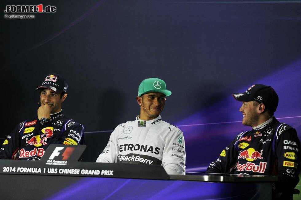 Foto zur News: Daniel Ricciardo (Red Bull), Lewis Hamilton (Mercedes) und Sebastian Vettel (Red Bull)