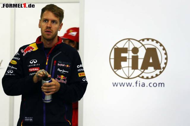 Foto zur News: Sebastian Vettel ist im Moment alles andere als glücklich, schließlich will er im Team nicht zur Nummer 2 werden.