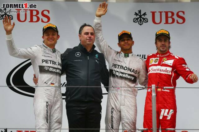 Foto zur News: Lewis Hamilton jubelt über seinen 25. Formel-1-Sieg. Damit zieht der Brite in der ewigen Bestenliste übrigens mit Jim Clark und Niki Lauda gleich.