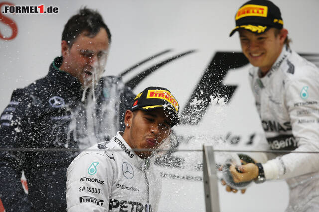 Foto zur News: Im Rennen gab es von Hamilton für Rosberg eine kalte Dusche, auf dem Podium war es anders herum.