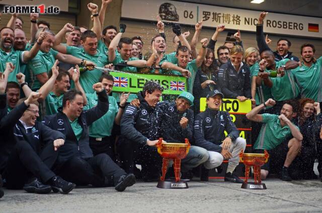 Foto zur News: Für Mercedes gibt es derzeit viel Grund zum Feiern. Lewis Hamilton und Nico Rosberg schnappen sich alle Erfolge, die sie bekommen können