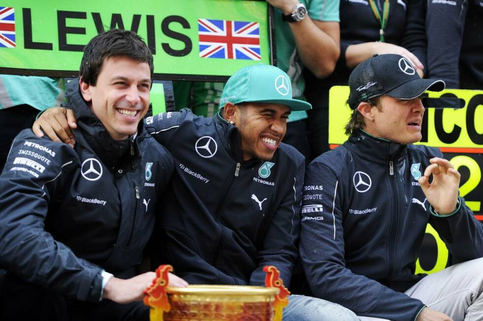 Foto zur News: Toto Wolff, Lewis Hamilton (Mercedes) und Nico Rosberg (Mercedes)