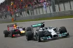 Foto zur News: Nico Rosberg (Mercedes) und Sebastian Vettel (Red Bull)