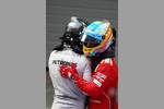 Foto zur News: Lewis Hamilton (Mercedes) und Fernando Alonso (Ferrari)