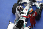 Foto zur News: Fernando Alonso (Ferrari) und Lewis Hamilton (Mercedes)