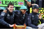 Foto zur News: Toto Wolff, Lewis Hamilton (Mercedes) und Nico Rosberg (Mercedes)