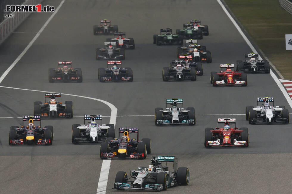 Foto zur News: Lewis Hamilton (Mercedes) beim Start an der Spitze
