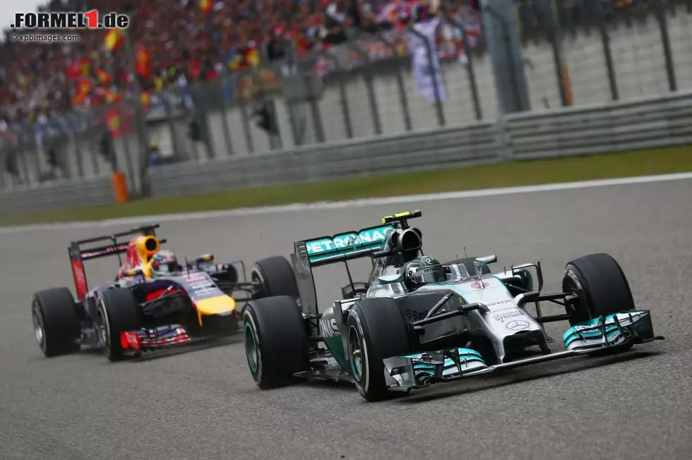 Nico Rosberg fiel am Start zurück, konnte sich aber bis auf den zweiten Rang nach vorn arbeiten und machte damit einen weiteren Doppelsieg für das Team perfekt. Foto zur News: Nico Rosberg fiel am Start zurück, konnte sich aber bis auf den zweiten Rang nach vorn arbeiten und machte damit einen weiteren Doppelsieg für das Team perfekt.