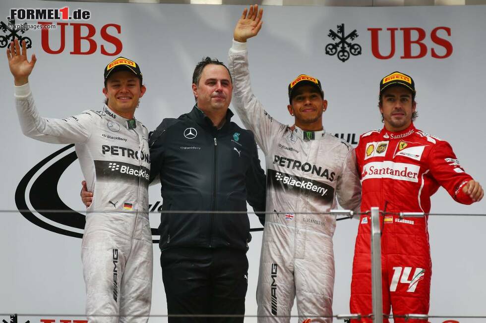 Foto zur News: Lewis Hamilton jubelt über seinen 25. Formel-1-Sieg. Damit zieht der Brite in der ewigen Bestenliste übrigens mit Jim Clark und Niki Lauda gleich.