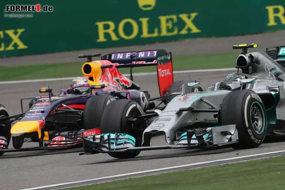 Foto zur News: Nico Rosberg (Mercedes) und Sebastian Vettel (Red Bull)