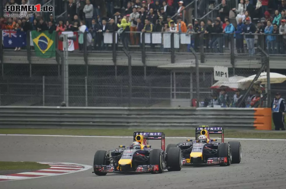 Foto zur News: Sebastian Vettel (Red Bull) und Daniel Ricciardo (Red Bull)