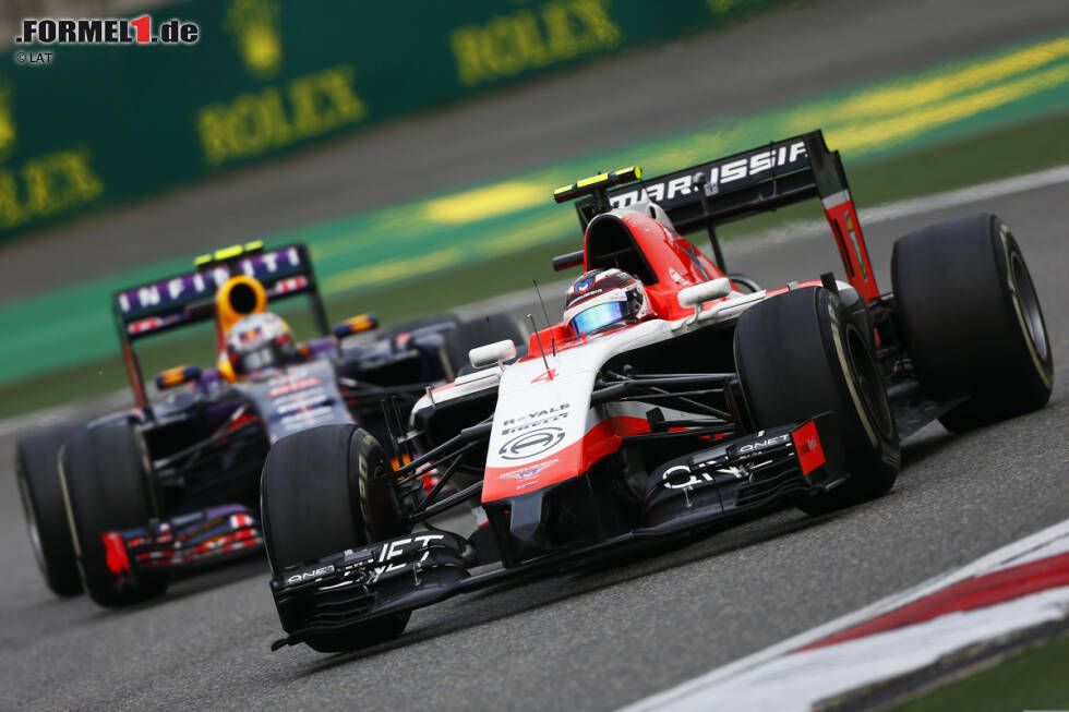 Foto zur News: Max Chilton (Marussia) und Daniel Ricciardo (Red Bull)