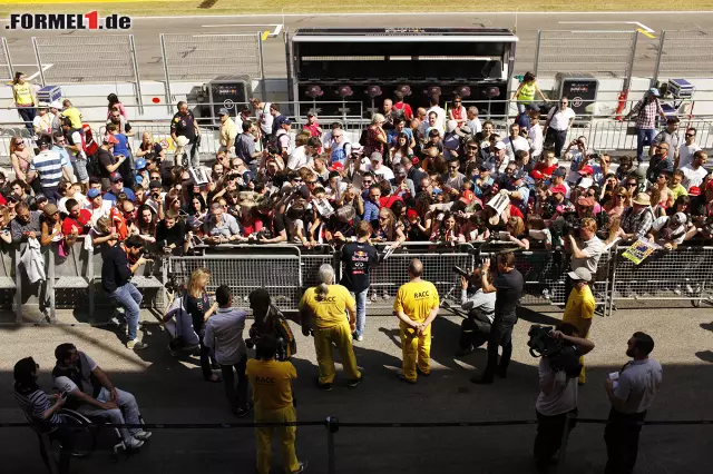 Trotz des sportlichen Tiefs ist Vettel nach wie vor bei den Fans sehr beliebt... Foto zur News: Trotz des sportlichen Tiefs ist Vettel nach wie vor bei den Fans sehr beliebt...