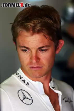 Foto zur News: Nachdenklicher Nico Rosberg: Wieder eine Niederlage gegen Teamkollege Lewis Hamilton.