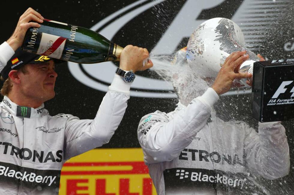Foto zur News: Nico Rosberg musste sich Teamkollege Lewis Hamilton erneut geschlagen geben - eine kalte Dusche gab es für den Teamkollegen dennoch.