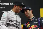 Foto zur News: Lewis Hamilton (Mercedes) und Daniel Ricciardo (Red Bull)