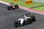 Foto zur News: Valtteri Bottas (Williams) und Daniel Ricciardo (Red Bull)
