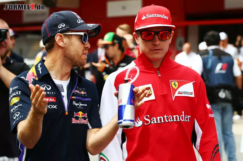 Foto zur News: ...dessen Teamkollegen Kimi Räikkönen nieder. Hier unterhält sich Vettel mit dem Finnen, mit dem er privat befreundet ist.