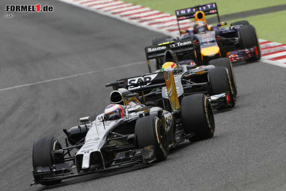Foto zur News: Jenson Button (McLaren), Esteban Gutierrez (Sauber) und Sebastian Vettel (Red Bull)