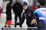 Foto zur News: Daniil Kwjat (Toro Rosso)  vertreibt sich die Zeit mit Tischtennis