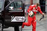 Foto zur News: Kimi Räikkönen (Ferrari) kehrt im nach dem Ausfall an die Box zurück