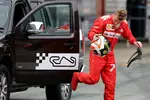 Foto zur News: Kimi Räikkönen (Ferrari) kehrt im nach dem Ausfall an die Box zurück