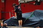 Foto zur News: Sebastien Buemis Red Bull wird an die Box zurückgebracht