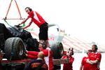 Foto zur News: Kimi Räikkönens Ferrari hängt am Haken