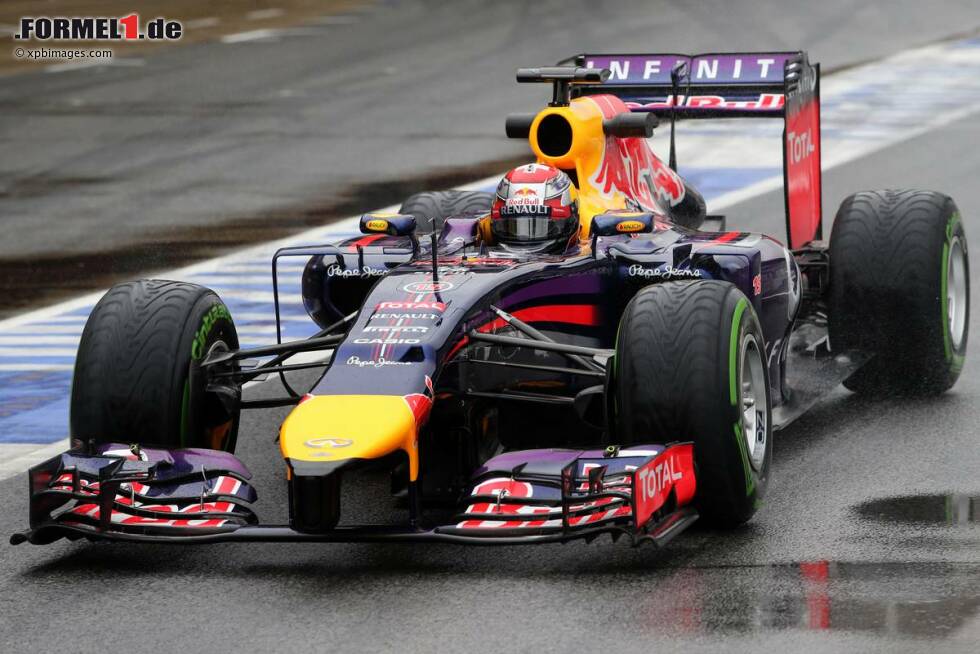 Foto zur News: Für Red Bull greift am Dienstag Testfahrer Sebastien Buemi ins Lenkrad
