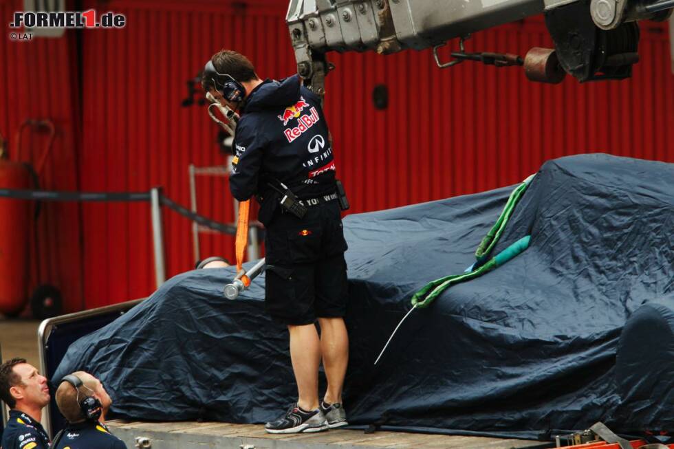 Foto zur News: Sebastien Buemis Red Bull wird an die Box zurückgebracht