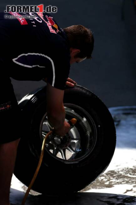 Foto zur News: Mechaniker der Red-Bull-Mannschaft