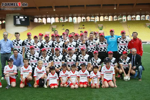 Foto zur News: Das Nazionale-Piloti-Team mit den Formel-1-Stars - unter anderen mit Fernando Alonso, Felipe Massa, Sergio Perez und Jules Bianchi