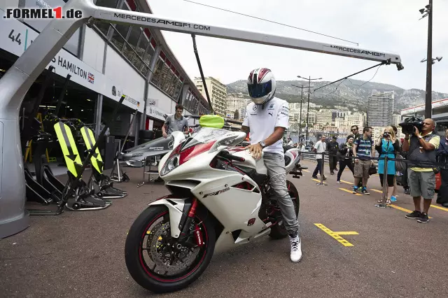 Foto zur News: Lewis Hamilton kam mit dem Motorrad an die Strecke.