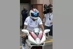 Foto zur News: Lewis Hamilton (Mercedes) kommt mit dem Motorrad an