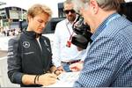 Foto zur News: Nico Rosberg (Mercedes) schreibt eine Grußbotschaft an Michael Schumacher