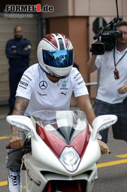 Foto zur News: Lewis Hamilton (Mercedes) kommt mit dem Motorrad an