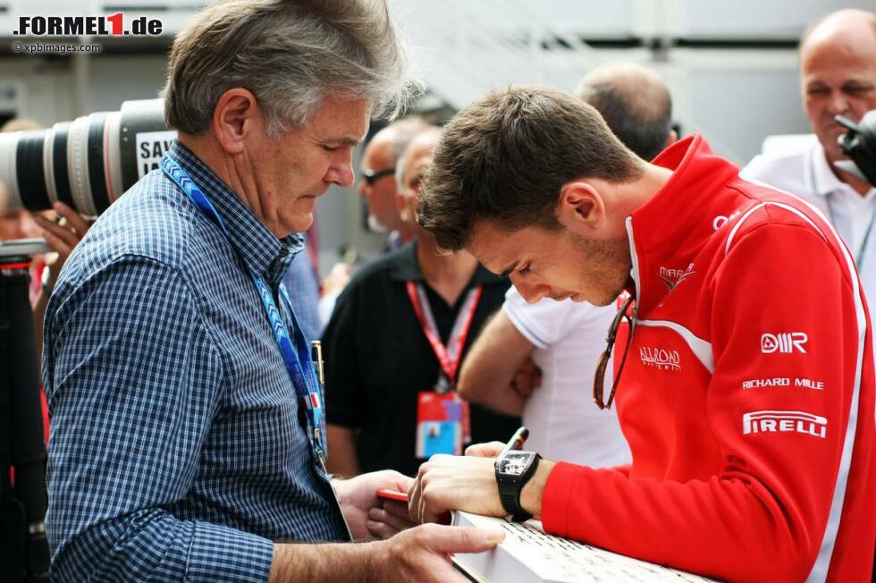 Foto zur News: Jules Bianchi (Marussia) schreibt eine Grußbotschaft an Michael Schumacher